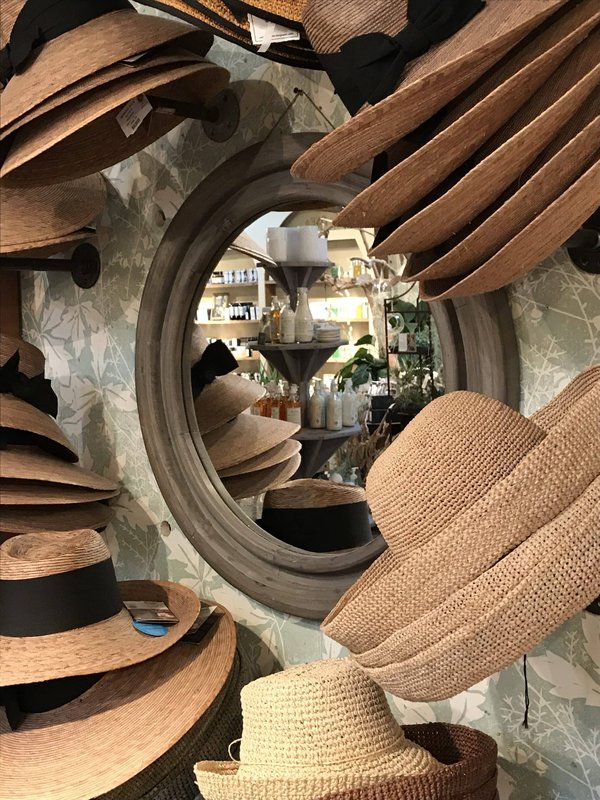 Quels modèles de chapeaux de soleil associer à une robe longue pour une allure bohème chic?