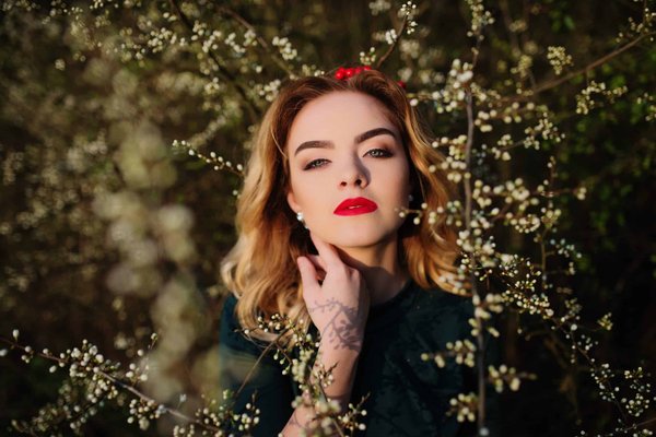 Quelles astuces pour intégrer des accessoires en soie dans une tenue sans en altérer la sophistication?