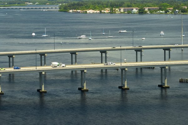 Quels styles de colliers conviennent pour agrémenter un pull col V sans surcharger?