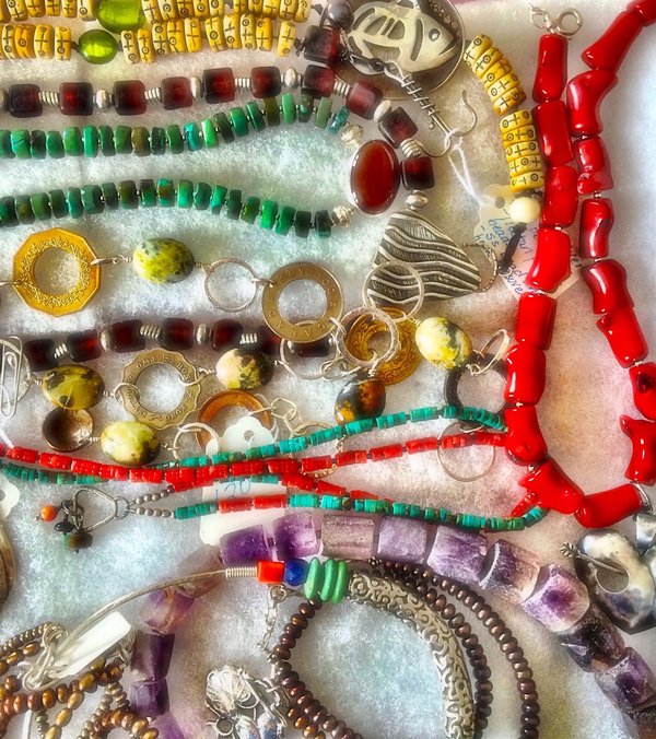 Quels types de bijoux conviennent à une tenue avec un col roulé?