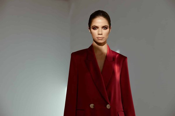 Comment porter des mocassins en cuir verni pour un look professionnel non conventionnel?