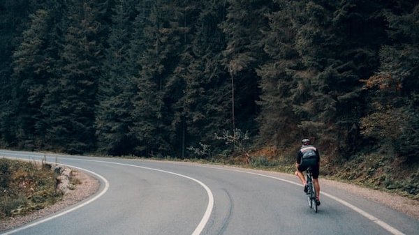 Comment intégrer le cyclisme urbain dans votre routine quotidienne pour améliorer votre forme physique ?